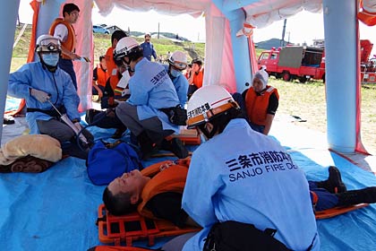  五十嵐川河川敷に応急救護所を設置