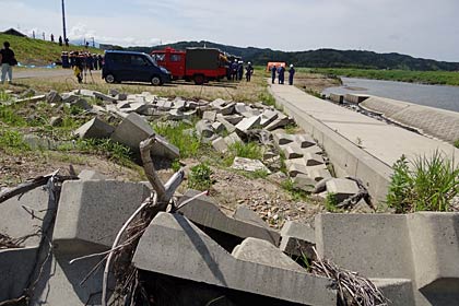 昨年の7・29豪雨で壊れたままの護岸