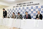 ことし3月31日に行われた震災がれき受け入れの5市共同会見