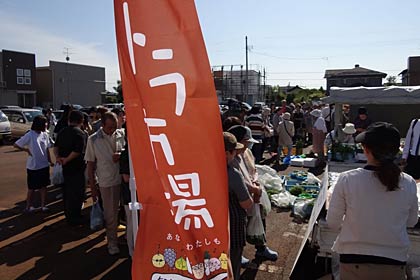  タマゴプレゼントには約70人が行列