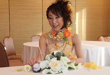 パーティー後に記者との会見にこたえる