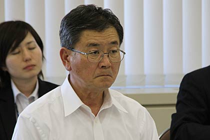  困惑しながらも車だけでも八十里越を通してほしいと妙案を示す只見町商工会の菅家会長