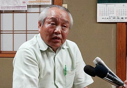 総会後、取材に答える三条市福島新田甲自治会の山岸自治会長