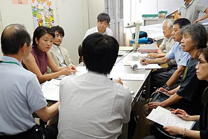  三条市役所で三条市一般廃棄物最終処分場の安全性などについて質問する市民グループ「未来の生活を考える会・三条」
