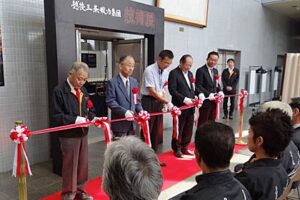 28日から30日まで三条商工会議所で開かれている越後三条鍛冶集団の初めての展示会「越後三条鍛冶集団 技術展」のテープカット
