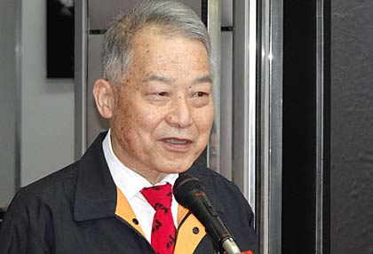  開場式であいさつする越後三条鍛冶集団の小林会長