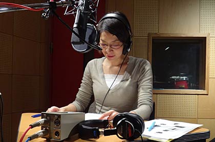  音声ガイドを収録する海津優子さん