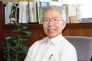 7月29日に開かれる日本美術刀剣保存協会長岡支部の例会で栗原信秀の刀を解説する三条市の外山登さん