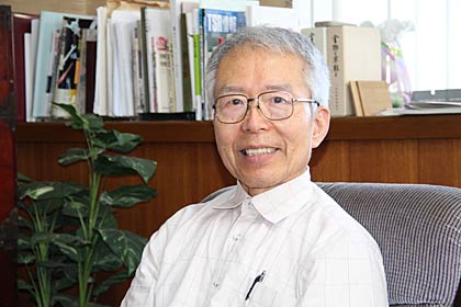 7月29日に開かれる日本美術刀剣保存協会長岡支部の例会で栗原信秀の刀を解説する三条市の外山登さん