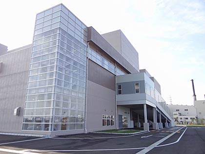 新施設と右奥に見えるのが旧施設