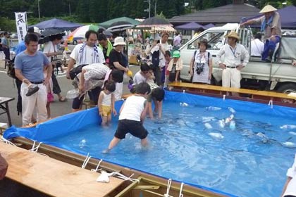  一昨年の「しただ郷道の駅こどもフェスタ！」の魚のつかみどりのようす