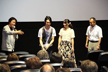 舞台あいさつで左からナシモト監督、中山さん、納谷さん、長井さん