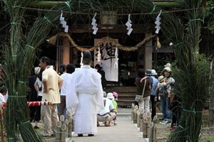 田上町・土生田神社で行われた夏越のはらえ、茅の輪くぐりや奉納行事