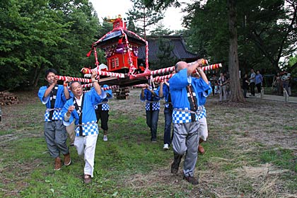 子どもみこしでみこし渡御にも挑戦