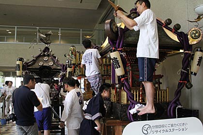  燕三条地場産業振興センターで燕1000人みこし実行委員会が初めてみこしの清掃