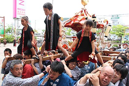  イオン県央店前で金みこしふれみこし