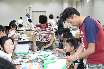 第2回ロボコンジャパンカップに向けて7月1日に三条商工会議所開かれたで燕三条会場のロボット作成教室