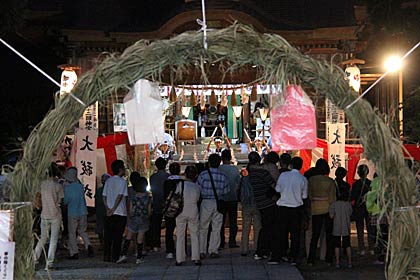 境内に茅の輪が設置され、拝殿の前で奉納行事