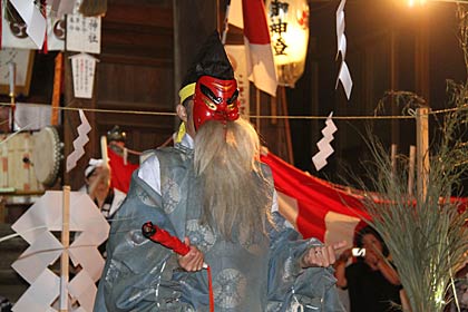  拝殿前の舞台で猿田彦の舞