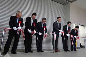 1日行われた三条市の新ごみ処理施設「三条市清掃センター」の竣工式のテープカット