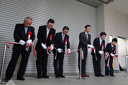  1日行われた三条市の新ごみ処理施設「三条市清掃センター」の竣工式のテープカット