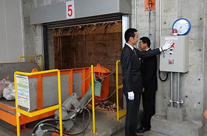  投入装置操作を行う国定市長
