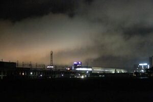 ことし初めての真夏日となった1日深夜、三条市上須頃地内から雨の降るなかで見るJR燕三条駅