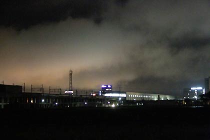 ことし初めての真夏日となった1日深夜、三条市上須頃地内から雨の降るなかで見るJR燕三条駅