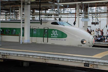 6月23日に大宮駅で盛岡駅に向かう30周年記年号を撮影