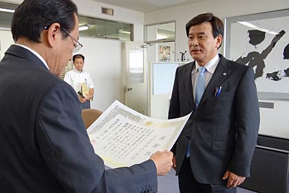  県三条地域振興局の岡田局長(左)から感謝状を受ける牛野尾谷五ケ会の坂井会長(右)