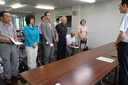  三条市監査委員会に市民5,786人の署名を添えて事務監査請求を行った三条市の第一中学校区小中一体校の建設に反対する市民グループ「私たちの三条市をつくる市民の会」と「小中一体校の問題を考える会」
