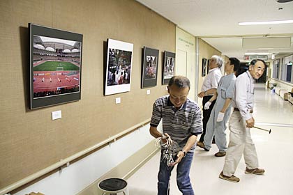 24日まで済生会三条病院で開かれているPHOTO風音の作品展で2日夜に展示作業を行う会員