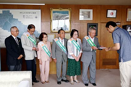  第62回社会を明るくする運動の一環で三条地区推進委員会事務局の三条地区保護司会などから国定三条市長に法務大臣メッセージを手渡す