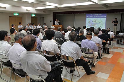  4日に燕市中央公民館で開かれた鈴木市長のふれあいトーク