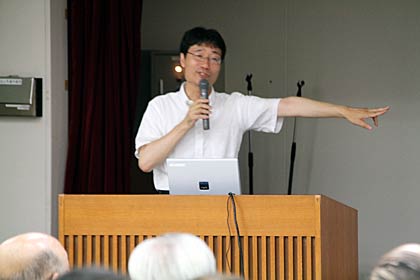  昨年にも増して市民の目を見て大きな身ぶり手ぶりで訴えるように話す鈴木市長