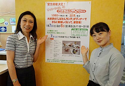 ポスターとPRする職員