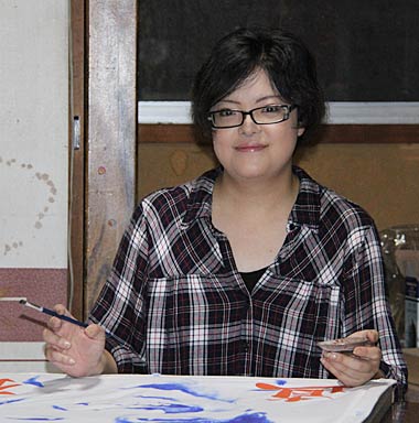  ゲーフラを描く希代美さん
