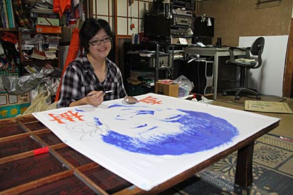 ゲーフラを描くようすを再現して見せてくれる希代美さん