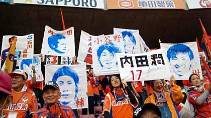 6月6日のナビスコカップの対鹿島戦でアルビレックスサポーターがずらりと掲げた希代美さんが選手を描いたゲーフラ