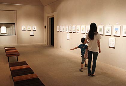  22日まで燕市産業史料館で開かれている「つばめっ子かるた原画展」