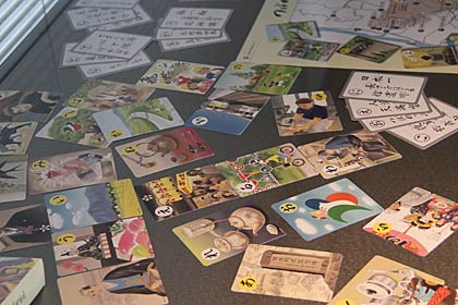 「つばめっ子かるた」の展示も