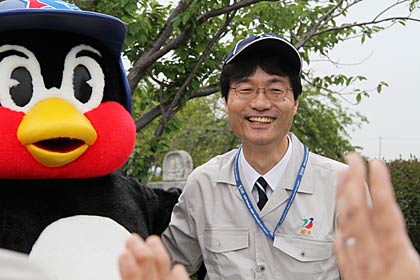 2011寝5月28日の燕市での田んぼアートの田植えで鈴木燕市長とつば九郎のツーショット