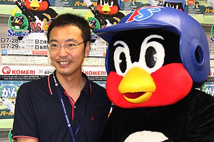  6日のプロ野球イースタン・リーグ公式戦「スワローズ vs ジャイアンツ」の記者会見で国定三条市長とつば九郎のツーショット