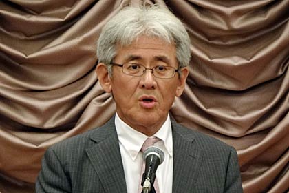 あいさつする池田会長