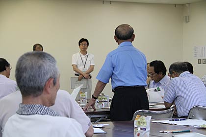  参加者から次々と質問や意見の手が上がる