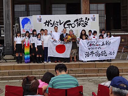 セレモニーに参加した人たちで記念撮影