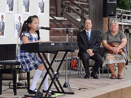  酒井選手の両親に曲を贈る佐藤英里さん
