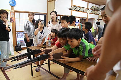 7日、燕市・松橋神社のまつりで松橋・長渡地区育成会が用意した射的に熱中する子どもたち