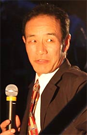  あいさつする松橋自治会の小林昭一会長