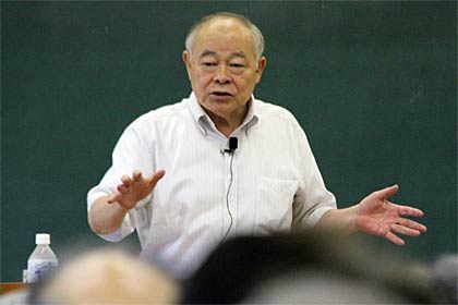  8日に諸橋轍次記念館で開かれた「さんじょう遺跡物語講演会」で講演する國學院大學の小林達雄名誉教授